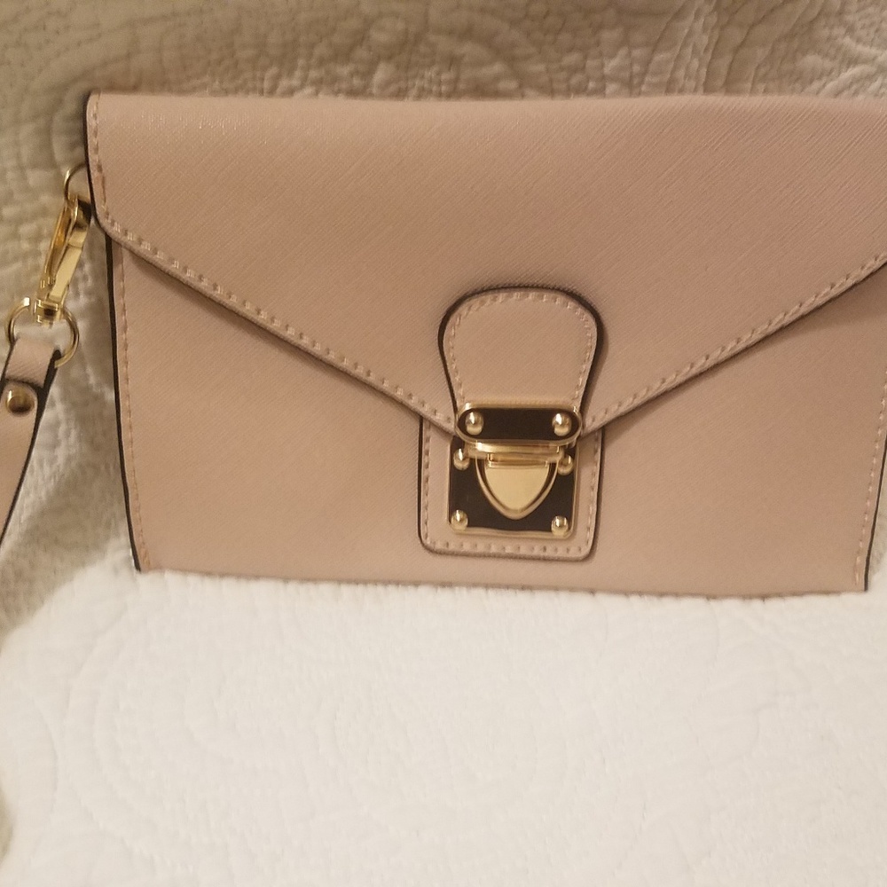 Pink wristlet clutch bag! 👛